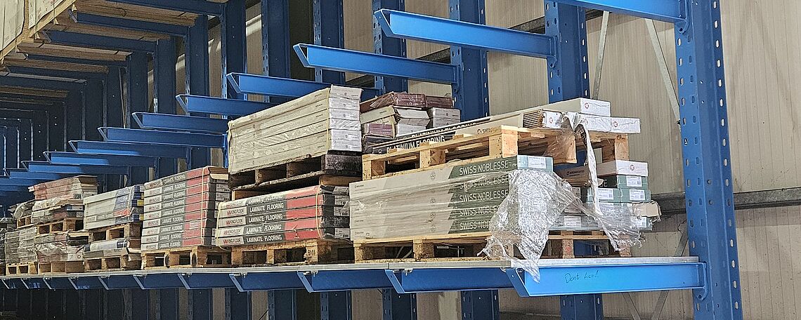 Single-sided cantilever racking system